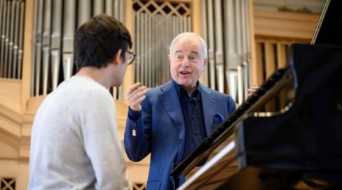 Schiff Masterclass_610x340_lecturing ph